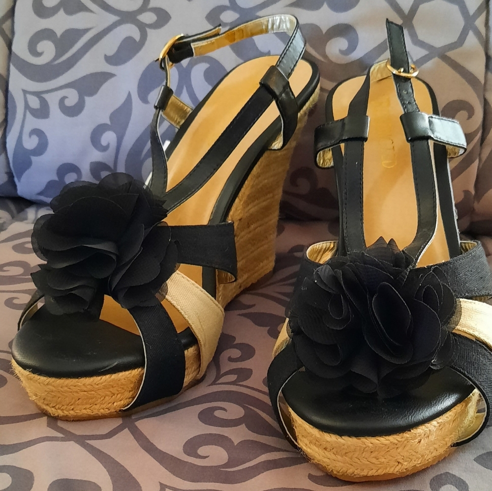 Restricted wedge sandals